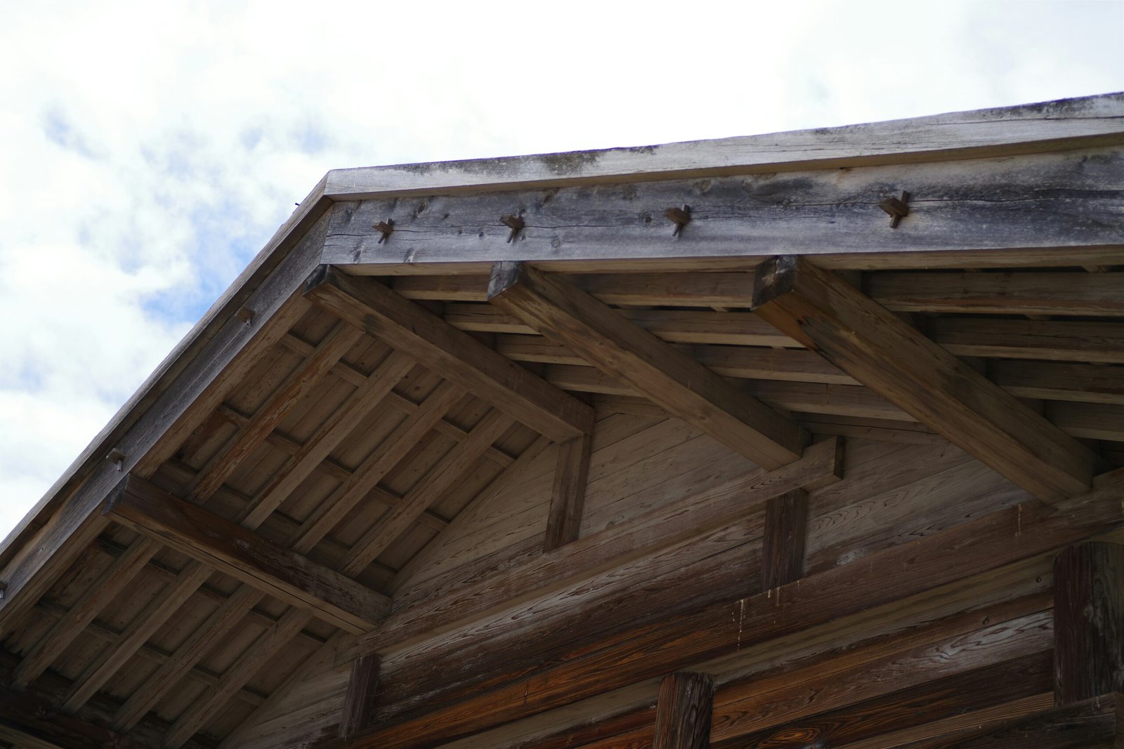 dessous de toit à mulhouse protégé par lasure et vernis bois extérieur pour préserver le bois