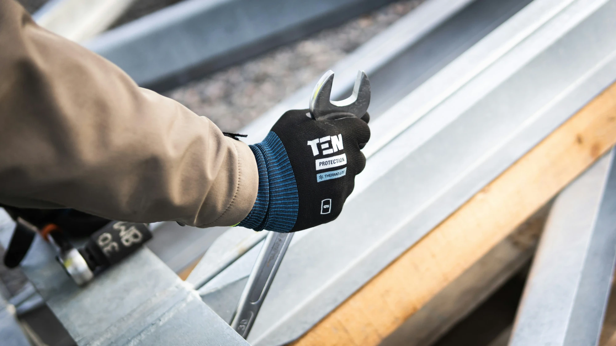 zingueur à mulhouse réalisant des réparations de zinguerie pour rétablir l’étanchéité