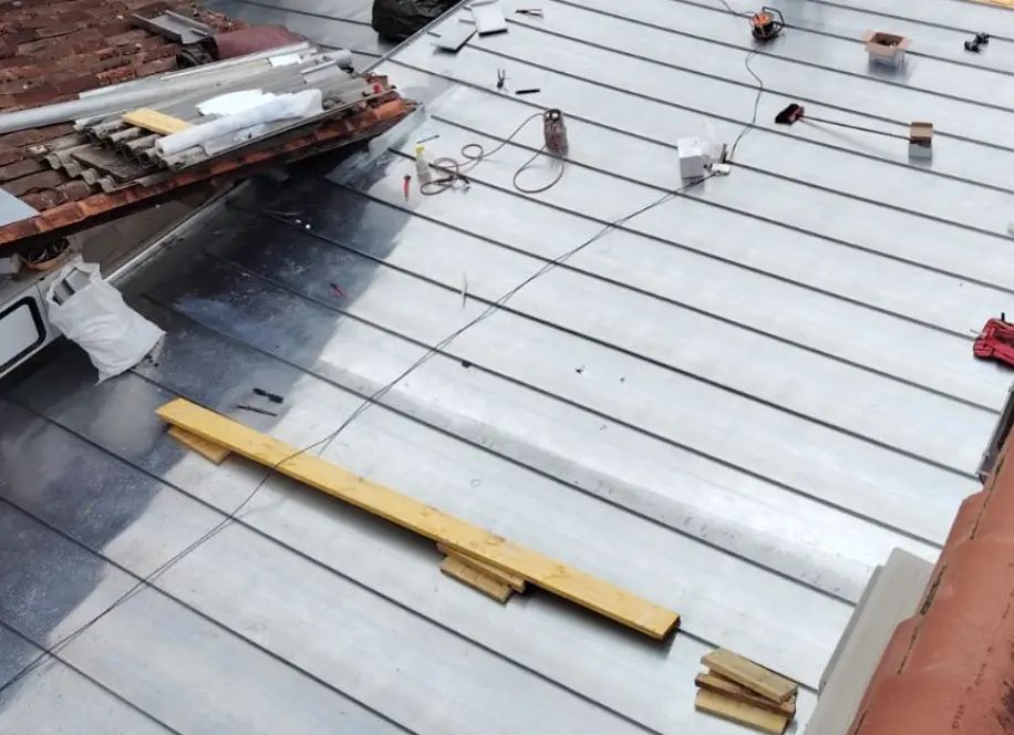 zingueur à mulhouse assurant la préparation de zinguerie pour garantir une étanchéité fiable